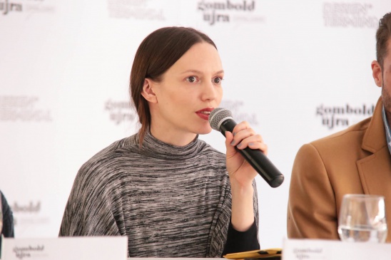Olo Krizova, a Czech Fashion Council vezetoje, cseh zsuritag másolata
