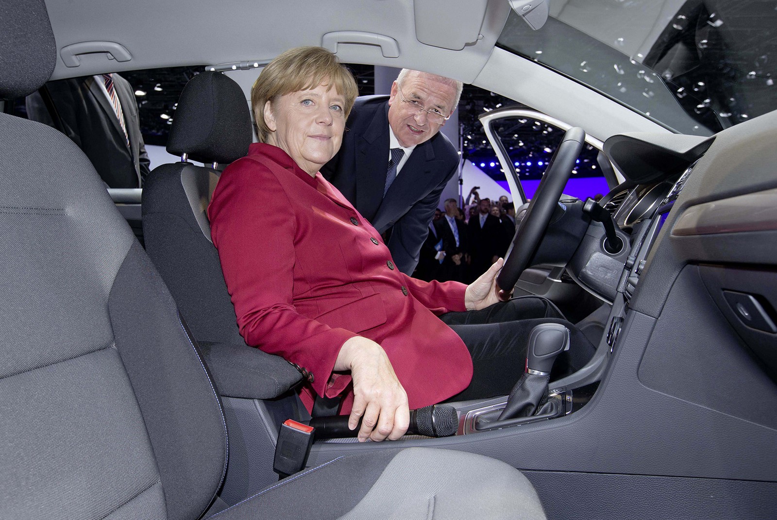 Merkel besucht Volkswagen auf der IAA 2013