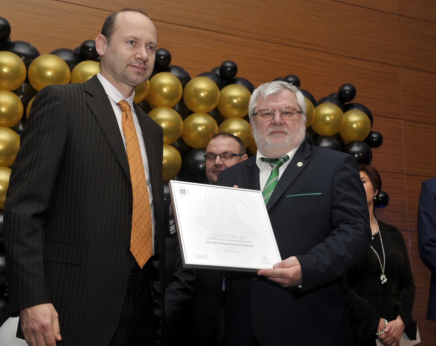 jobbról_Dr. Rédei István átveszi az átvevői elismerést Pesei Tamástól, a Magyar Franchise Szövetség Felügyelő Bizottságának elnökétől
