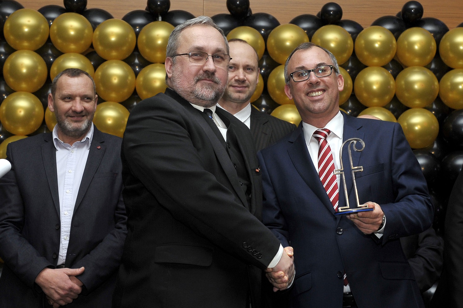 jobbról_Wolfgang Wallisch, a Magyar Franchise Szövetség elnökségi tagja átadja a hálózati díjat Tóth Gézának